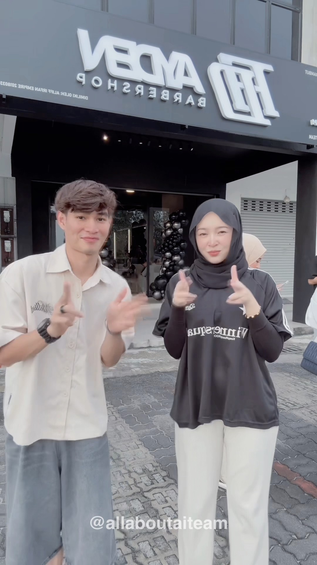 Senang Kerja Aufar, Ajak Emny Joget Depan Barbershop Je ? #aiaufar #aiemny #aiteam